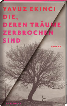 In Grau vor einer weiten bergigen Landschaft ein Baum mit einem Stuhl darunter.