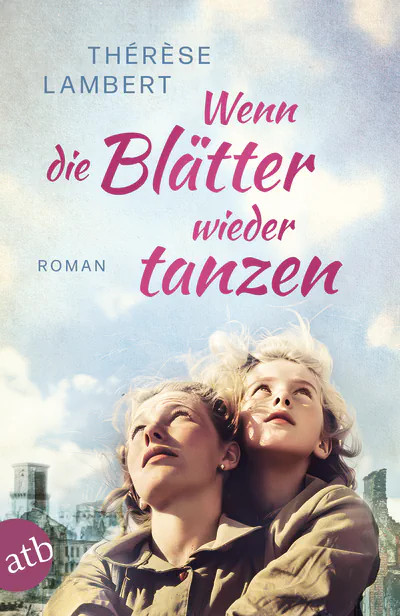 In der Mitte stehen eine blonde Mutter und ihr blondes Kind und schauen in den Himmel. Im Hintergrund sind Ruinen in Berlin zu erkennen.