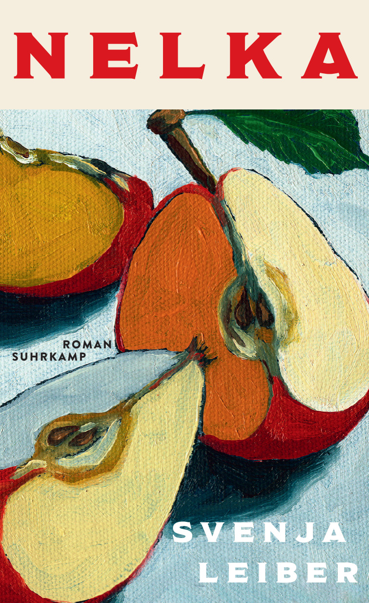 Apfelschnitze liegen auf einem Tisch mit weißem Tuch.