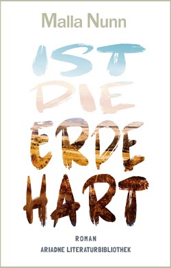 Der Titel Ist die Erde hart ist in den Farben von blau für den Himmel bis dunkelbraun für die tiefen Erdschichten auf weißen Hintergrund gedruckt.