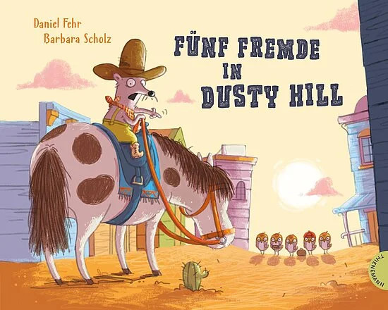 Eine Maus auf einem Pony zeigt aufgeregt auf fünf herannahende Spatzen.