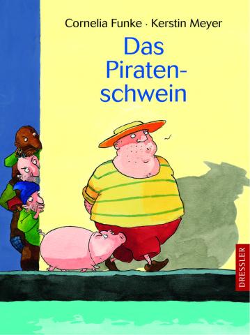 Ein Schwein läuft neben einem Mann mit Sommerhut. Hinter der Hauswand lugen drei Männer um die Ecke.