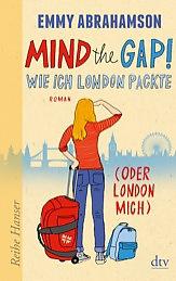 Illustration einer jungen Frau mit Rollkoffer und Rucksack, die in die Ferne blickt. Im Hintergrund ist die Skyline von London zu erkennen.