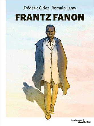 Auf blau-rot-pastellfarbener Hintergrund läuft Frantz Fanon in Anzug und Mantel.