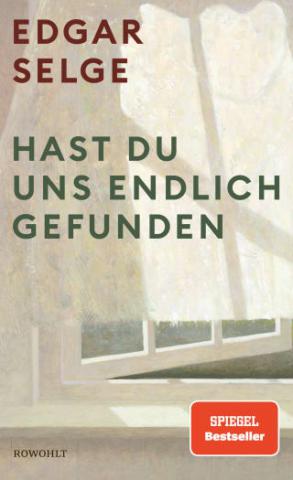 Ein sich nach außen öffenendes gezeichnetes Fenster, davor ein weißer dreiviertellanger Vorhang