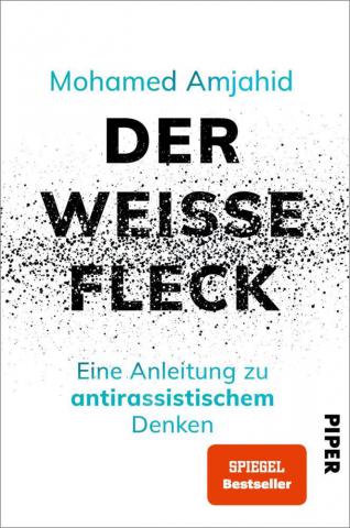 Kleine schwarze Flecken durchziehen mittig das Cover und überdecken teils den schwarz gehaltenen Schriftzug des Titels, Autor und Untertitel sind darüber und darunter in grün gesetzt