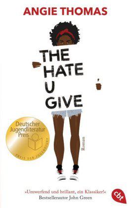 Auf weißem Hintergrund ist eine POC-Person zu sehen. Sie hält eine Schild vor ihren Oberkörper auf dem The HAte U Give steht, der Titel des Buches.