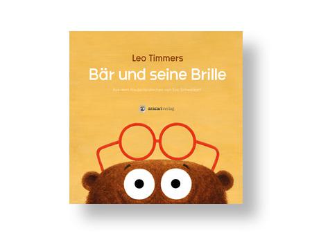 Unter dem Titel ist ein Bärkopf bis kurz vor der Nase mit großen Augen und einer Brille auf dem Kopf zu sehen.