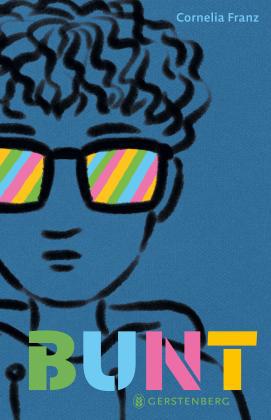 Torso eines Jungen mit lockigen Haaren und bunter Brille in Frontalansicht.