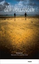 Ein Foto, in der Dämmerung oder Morgengrauen aufgenommenes Foto im Watt, welches goldfarben scheint, im Hintergrund zwei mit Abstand laufende Personen und dahinter das Meer und der Himmel